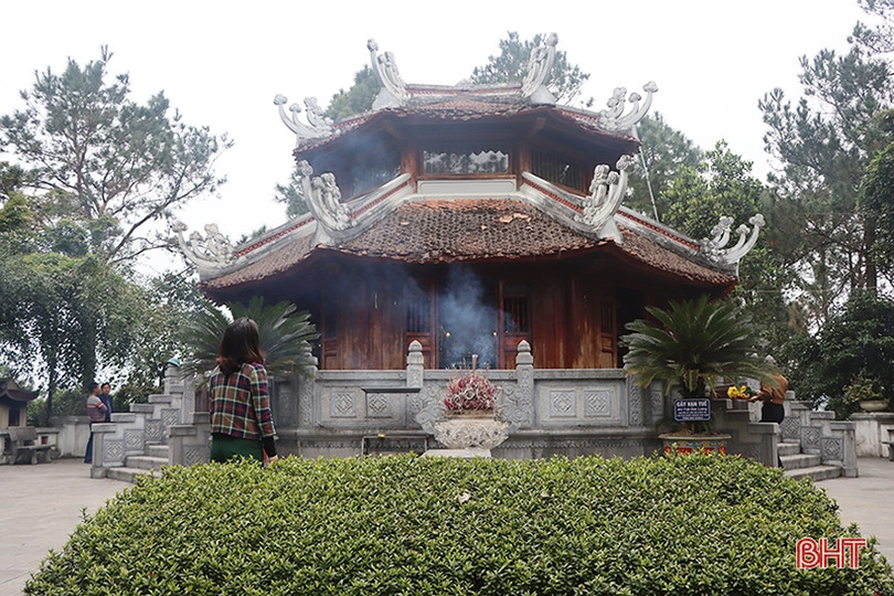 Lãnh đạo huyện Cẩm Xuyên dâng hương tại các địa chỉ đỏ