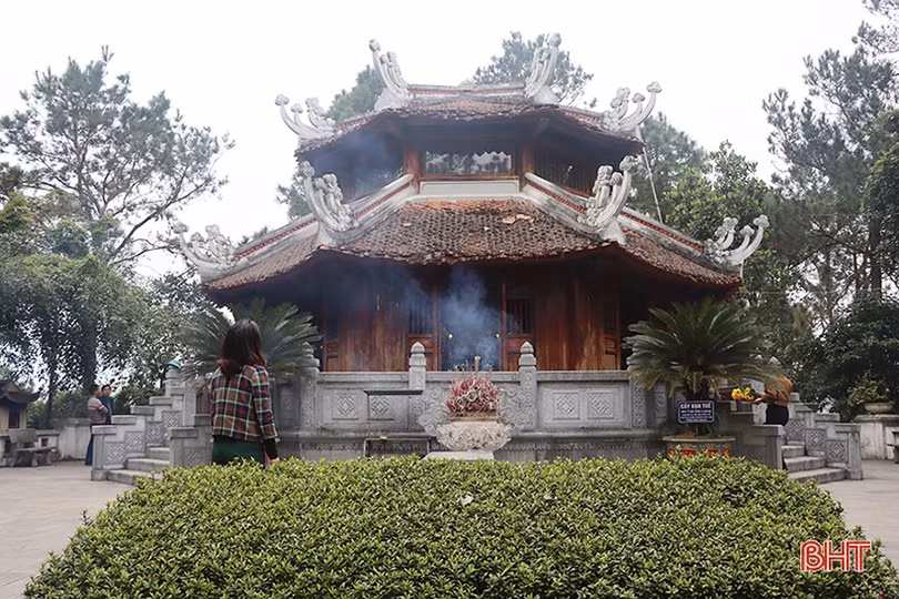 Lãnh đạo huyện Cẩm Xuyên dâng hương tại các địa chỉ đỏ