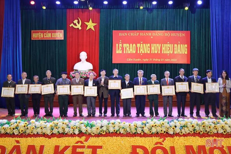 Trao tặng, truy tặng huy hiệu Đảng cho 174 đảng viên huyện Cẩm Xuyên, Can Lộc