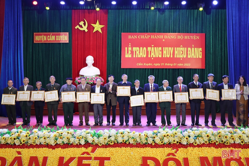 Trao tặng, truy tặng huy hiệu Đảng cho 174 đảng viên huyện Cẩm Xuyên, Can Lộc