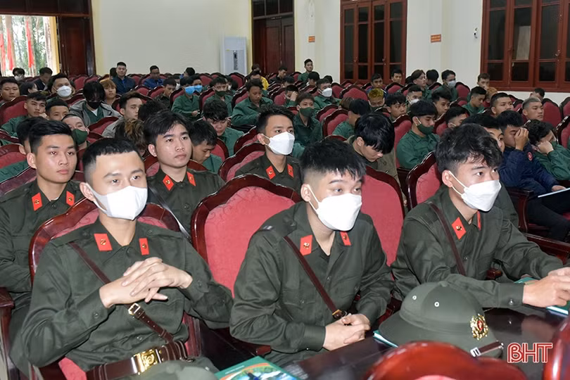 Bồi dưỡng chủ nghĩa yêu nước cho tân binh Hương Khê 