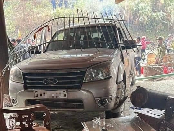 Ôm cua tốc độ cao, ô tô lao thẳng vào nhóm người ngồi sưởi bên đường - 1 Ôm cua tốc độ cao, ô tô lao thẳng vào nhóm người ngồi sưởi bên đường