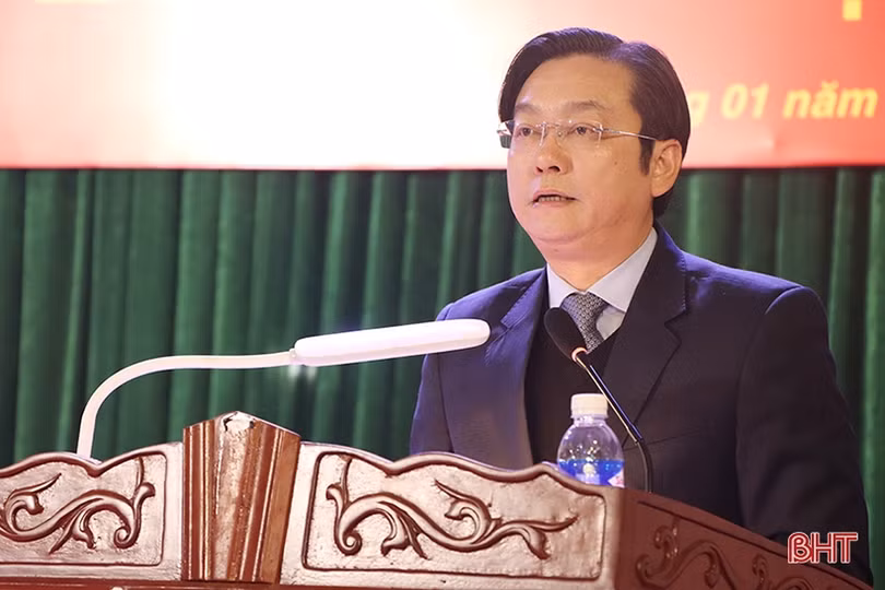 Trao tặng, truy tặng huy hiệu Đảng cho 174 đảng viên huyện Cẩm Xuyên, Can Lộc