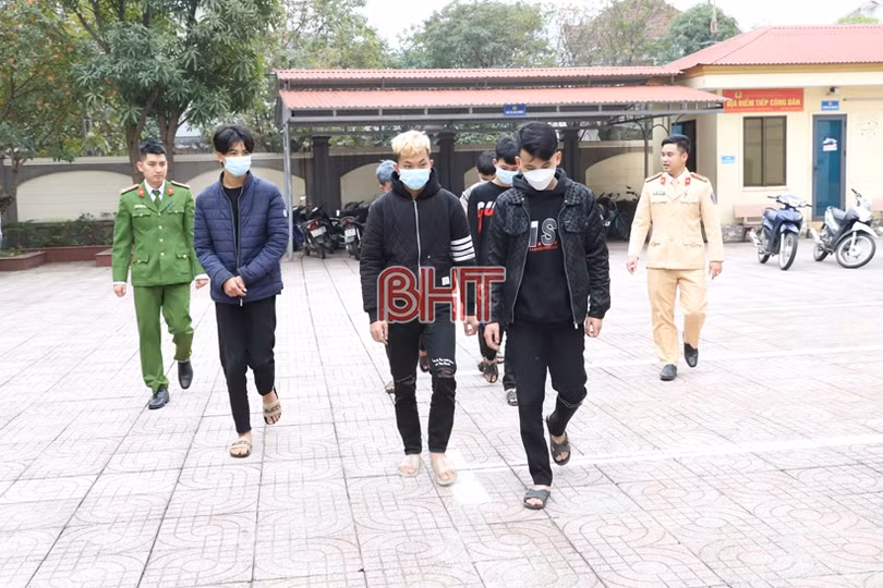 Hà Tĩnh: Triệu tập 6 trường hợp điều khiển xe máy không biển kiểm soát, “bốc đầu” trên QL 1