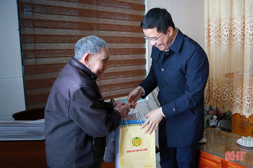 Giám đốc Công an tỉnh thăm hỏi cán bộ, đảng viên tiền khởi nghĩa