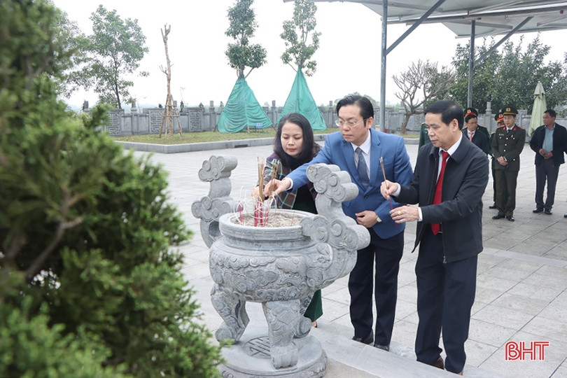 Lãnh đạo huyện Cẩm Xuyên dâng hương tại các địa chỉ đỏ