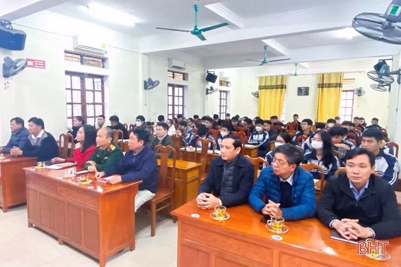 Can Lộc kết nạp 8 thanh niên ưu tú vào Đảng trước ngày nhập ngũ