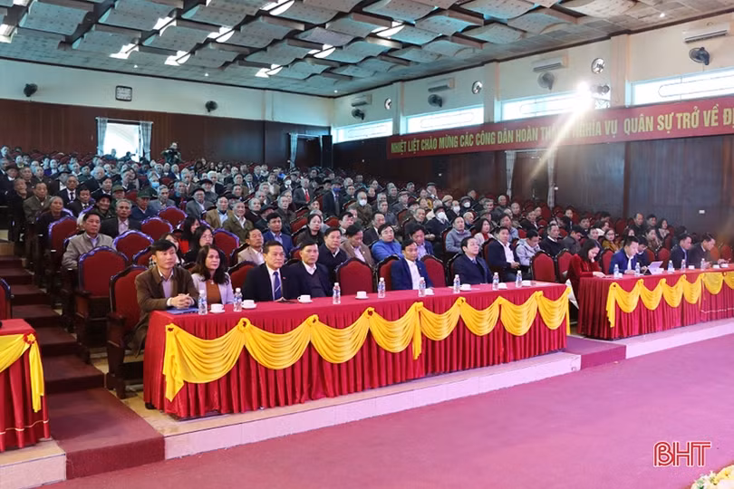 Trao tặng, truy tặng huy hiệu Đảng cho 174 đảng viên huyện Cẩm Xuyên, Can Lộc