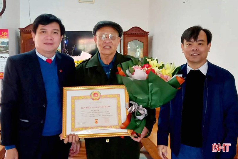 Trao tặng huy hiệu Đảng cho 61 đảng viên ở Lộc Hà
