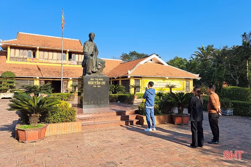 Khu lưu niệm Nguyễn Du đón gần 5.000 lượt khách tham quan