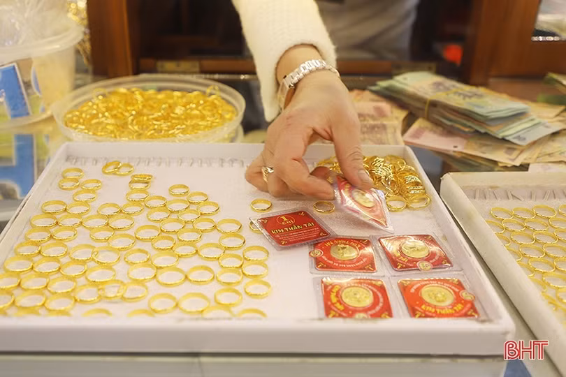 Nhộn nhịp mua vàng ngày vía Thần Tài ở Hà Tĩnh