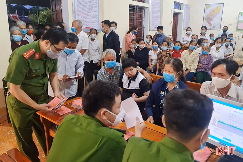 Hà Tĩnh: Cán bộ công an xuống tận tổ dân phố cấp tài khoản định danh điện tử cho công dân