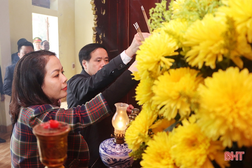 Lãnh đạo huyện Cẩm Xuyên dâng hương tại các địa chỉ đỏ