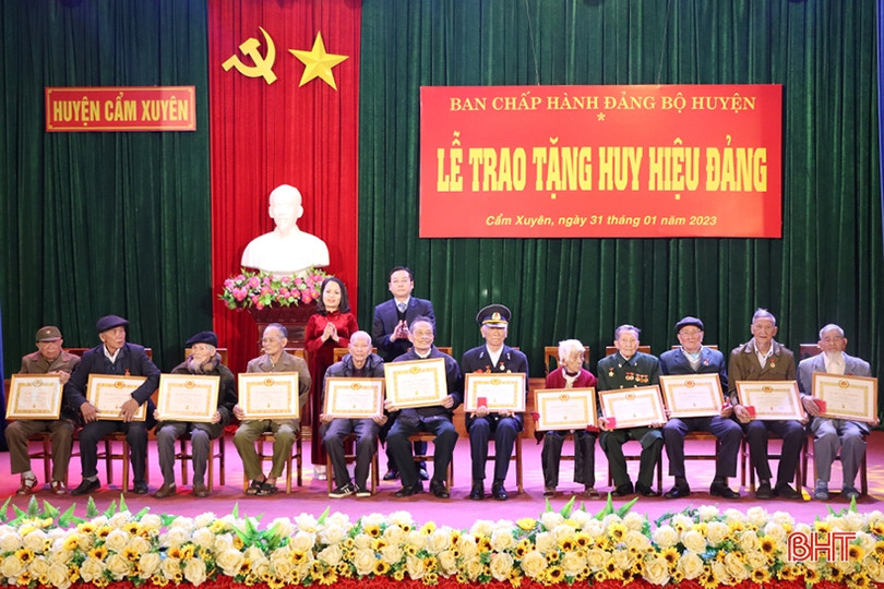 Trao tặng, truy tặng huy hiệu Đảng cho 174 đảng viên huyện Cẩm Xuyên, Can Lộc
