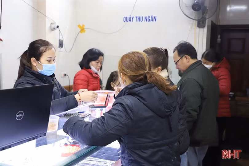 Nhộn nhịp mua vàng ngày vía Thần Tài ở Hà Tĩnh