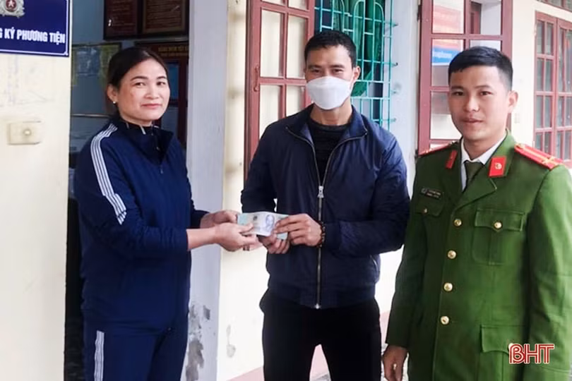 Nhặt được tiền, người phụ nữ ở Nghi Xuân nhờ công an tìm người trả lại