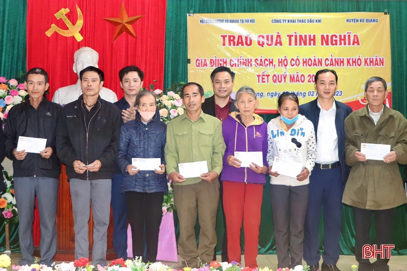 Trao 100 triệu đồng cho gia đình chính sách, hộ khó khăn ở Vũ Quang