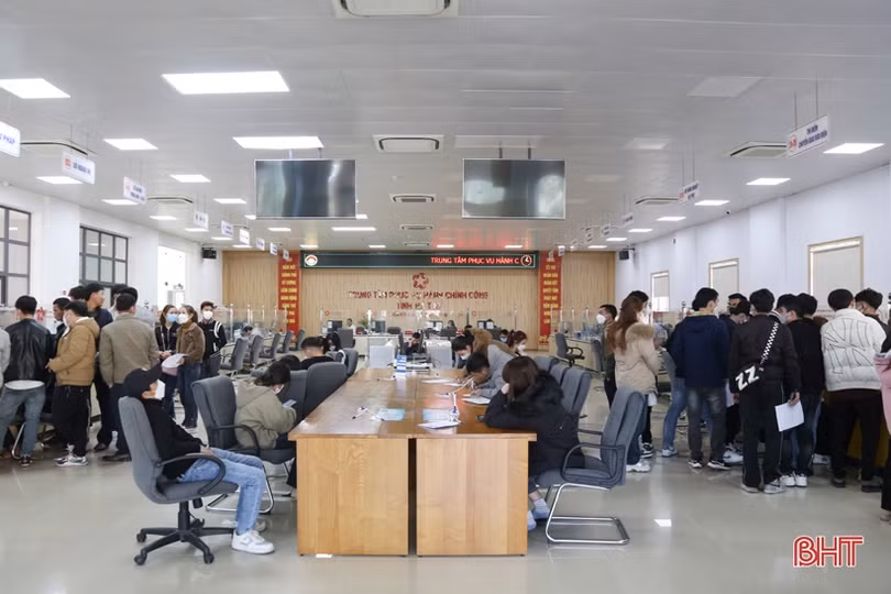 Sau tết, lượng người làm thủ tục tại Trung tâm Phục vụ hành chính công Hà Tĩnh tăng cao