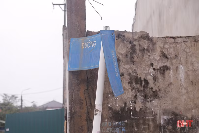 Nhiều bảng tên đường ở thị trấn Thạch Hà “làm khó” người tham gia giao thông