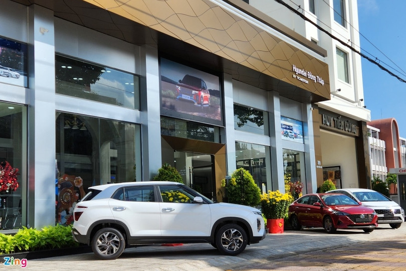 Nhiều đại lý ôtô triển khai chương trình ưu đãi cho khách hàng mua xe trong tháng 2. Ảnh: Phúc Hậu . Mua ôtô đầu năm, khách hàng được trợ giá cả trăm triệu đồng