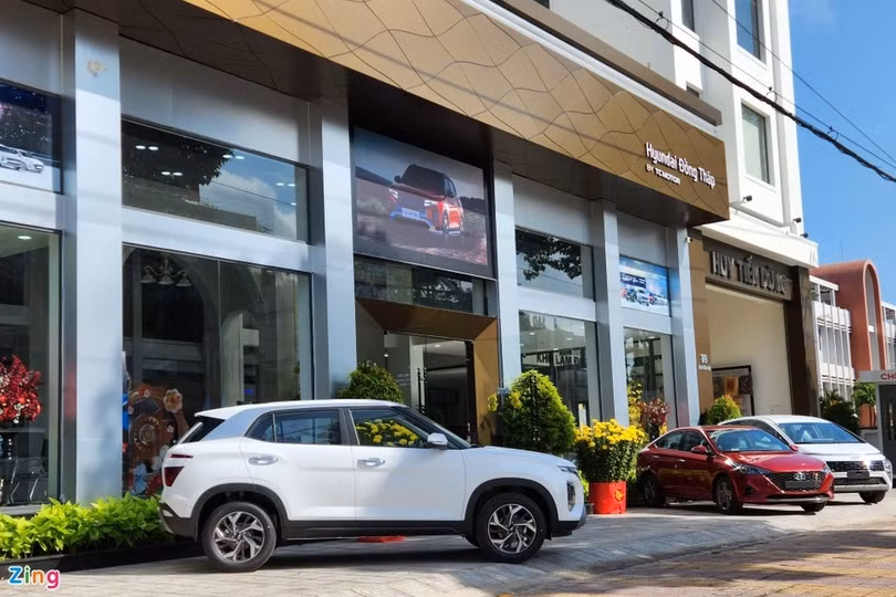 Mua ôtô đầu năm, khách hàng được trợ giá cả trăm triệu đồng