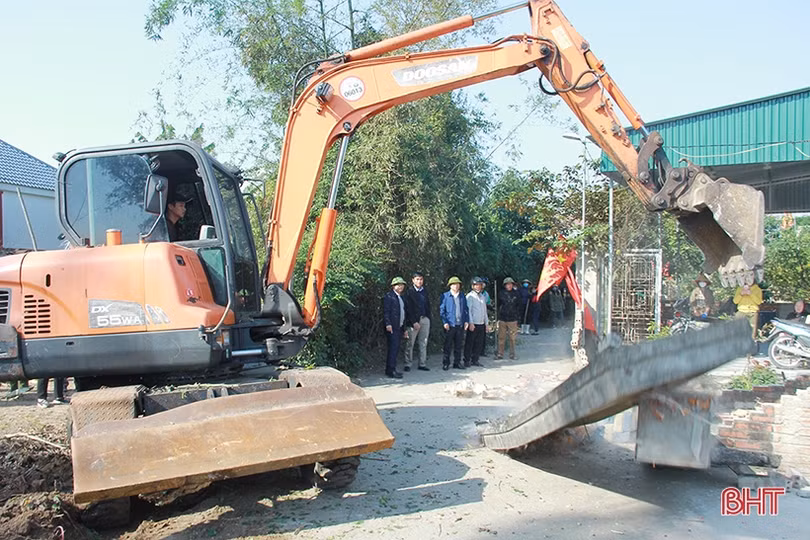 16 hộ dân hiến đất trị giá khoảng 800 triệu đồng để mở rộng đường ở Nghi Xuân