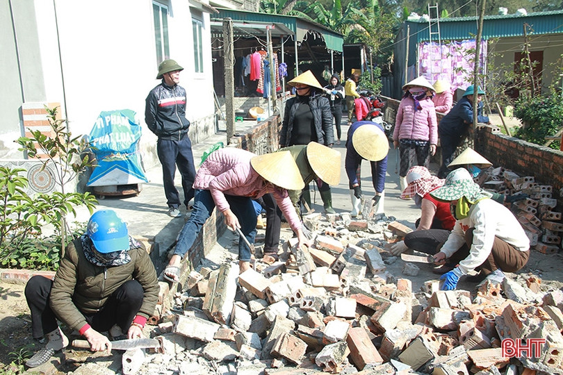 16 hộ dân hiến đất trị giá khoảng 800 triệu đồng để mở rộng đường ở Nghi Xuân
