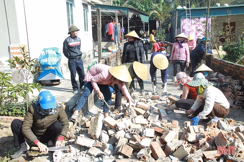 16 hộ dân hiến đất trị giá khoảng 800 triệu đồng để mở rộng đường ở Nghi Xuân