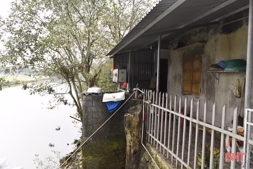 Bất an với sạt lở bờ kênh Nhà Lê qua TX Hồng Lĩnh