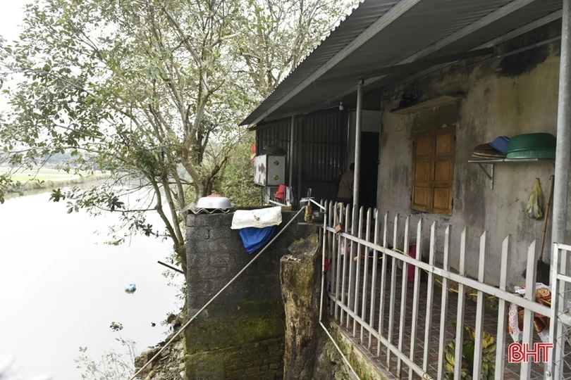 Bất an với sạt lở bờ kênh Nhà Lê qua TX Hồng Lĩnh