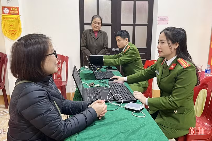 Hà Tĩnh: Cán bộ công an xuống tận tổ dân phố cấp tài khoản định danh điện tử cho công dân