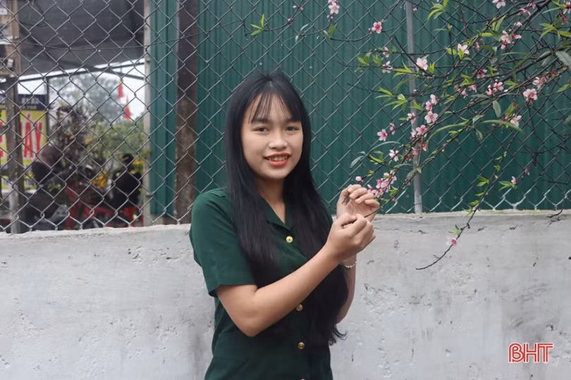 Nữ tân binh Hà Tĩnh chia sẻ niềm vui trước ngày tòng quân