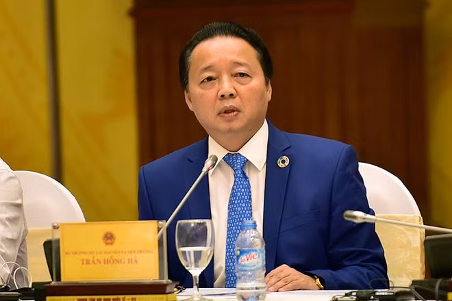 Bộ trưởng Bộ TNMT Trần Hồng Hà tại buổi họp báo. bo truong tran hong ha noi gi ve qua trinh tim nguyen nhan ca chet
