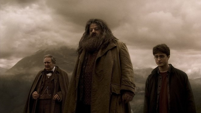 2009 - Harry Potter and the Half-Blood Prince (Warner Bros.): 934 triệu USD là thành tích mà phần sáu của loạt phim Harry Potter giành được. Cộng đồng fan đông đảo của nguyên tác văn học cùng sự ngợi khen từ giới phê bình đã giúp Hoàng tử lai vượt qua Ice Age: Dawn of the Dinosaurs (866 triệu USD) và Transformers: Revenge of the Fallen (836 triệu USD). tại phòng vé mùa hè 2009. nhung phim bom tan he an khach nhat the ky xxi