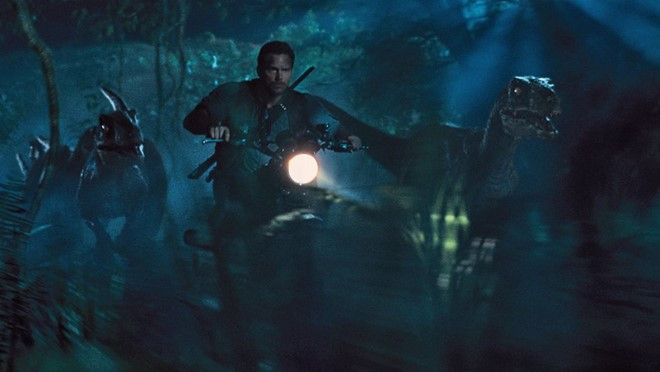 2015 - Jurassic World (Universal): Sau 14 năm vắng bóng trên màn ảnh mùa hè, các chú khủng long đã “trở lại và lợi hại hơn xưa”. Thế giới khủng long thu hút cả người lớn lẫn trẻ em tới rạp, tạo ra kỳ tích doanh thu lên đến 1,67 tỷ USD cho nhà phát hành Universal. Ngay cả Avengers: Age of Ultron (1,4 tỷ USD) hay Minions (1,15 tỷ USD) cũng không phải là đối thủ của loài sinh vật đã bị tuyệt chủng cách đây 65 triệu năm. nhung phim bom tan he an khach nhat the ky xxi