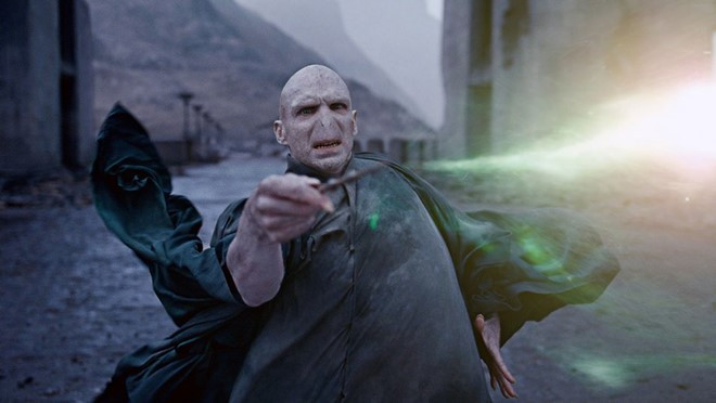 2011 - Harry Potter and the Deathly Hallows Part 2 (Warner Bros.): Loạt phim điện ảnh Harry Potter khép lại bằng một chiến thắng không thể ngọt ngào hơn tại phòng vé: 1,34 tỷ USD. Đây cũng là tác phẩm điện ảnh duy nhất về cậu bé phù thủy do J.K. Rowling sáng tạo nên có doanh thu cán mốc 1 tỷ USD. Quả là đáng tiếc cho Transformers: Dark of the Moon và Pirates of the Caribbean: On Stranger Tides khi cả hai bom tấn đều đạt doanh thu trên 1 tỷ USD, nhưng vẫn không thể đánh bại sự màu nhiệm của thế giới phù thủy. nhung phim bom tan he an khach nhat the ky xxi