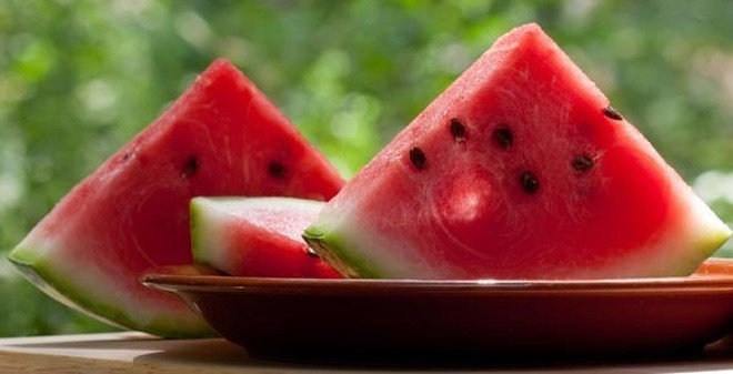 Ăn dưa hấu bổ ra từng miếng tốt hơn ăn bằng thìa. Ảnh: HL. sai lam can tranh khi an dua hau