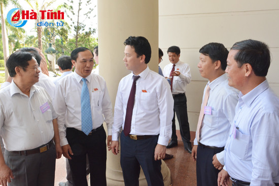 nghe bao cao tinh hinh kt xh 6 thang va cac to trinh cua ubnd tinh