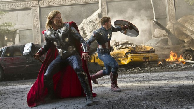 2012 - The Avengers (Disney): Kể từ khi Marvel Studios trình làng Iron Man (2008), dòng phim siêu anh hùng như được thổi luồng gió mới, nhăm nhe trỗi dậy. Đỉnh điểm của thành công chính là The Avengers - tác phẩm quy tụ hàng loạt các siêu anh hùng mà họ đã dày công giới thiệu trước đó gồm Iron Man, Hulk, Thor, Captain America, Hawkeye và Black Widow. Bom tấn thu về 1,51 tỷ USD, vượt xa The Dark Knight Rises về nhân vật Batman “chỉ” có được 1 tỷ USD. nhung phim bom tan he an khach nhat the ky xxi