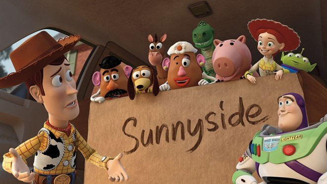 2010 - Toy Story 3 (Disney): Pixar tung ra tập ba của Câu chuyện đồ chơi sau 11 năm kể từ phần hai, khiến nhiều người nghi ngại rằng họ chỉ đang muốn “vắt sữa” thương hiệu. Song, luồng ý kiến tiêu cực đó lập tức bị dẹp bỏ sau khi Toy Story 3 ra mắt. Phim vừa phù hợp với trẻ em, vừa có thể lấy được nước mắt của các bậc phụ huynh khi khiến người ta nhớ đến khoảnh khắc mỗi cá nhân trưởng thành, phải chia tay với đám đồ chơi đã cùng mình lớn lên. 1 tỷ USD giúp bộ phim vượt qua siêu phẩm Inception (825 triệu USD) và Shrek Forever After (752 triệu USD) tại phòng vé. Toy Story 3 sau đó cũng thắng giải Phim hoạt hình xuất sắc tại Oscar 2011. nhung phim bom tan he an khach nhat the ky xxi