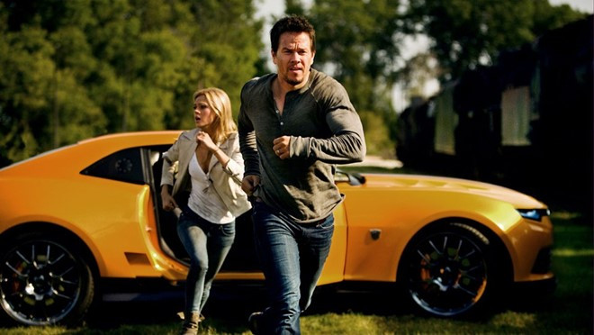 2014 - Transformers: Age of Extinction (Paramount): Luôn luôn bị giới phê bình trù dập, nhưng doanh thu mà các phim Transformers của đạo diễn Michael Bay đem về là niềm mơ ước đối với tất cả các studio. Mở rộng bối cảnh câu chuyện đến tận Trung Quốc giúp Age of Extinction thu về tổng cộng 1,1 tỷ USD, bất chấp việc không chiếm được cảm tình của khán giả Bắc Mỹ. Hai bộ phim cũng rất ăn khách trong mùa hè 2014 là Guardians of the Galaxy - Vệ binh dải ngân hà (773 triệu USD) và Maleficent - Tiên hắc ám (758 triệu USD). nhung phim bom tan he an khach nhat the ky xxi