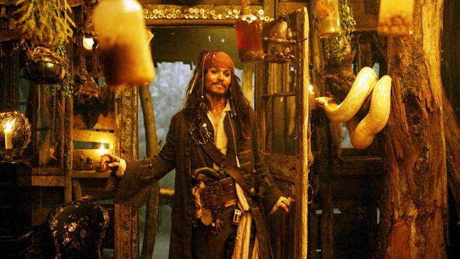 2006 - Pirates of the Caribbean: Dead Man’s Chest (Disney): Sự hâm mộ mà công chúng dành cho loạt Cướp biển Caribê và nhân vật Jack Sparrow của Johnny Depp được khẳng định ngay qua phần hai. Tập phim Chiếc rương tử thần vượt qua cột mốc 1 tỷ USD, qua đó đánh bại The Da Vinci - Mật mã Da Vinci (758 triệu USD) của Tom Hanks tại các phòng vé hồi mùa hè cách đây 10 năm. nhung phim bom tan he an khach nhat the ky xxi