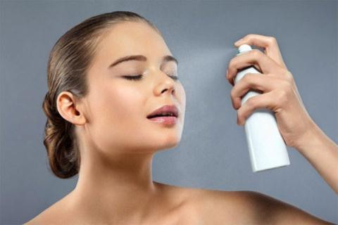 Xịt khoáng giúp tăng cường độ ẩm và cân bằng độ pH cho da meo bo tui chong lao hoa da cho dan van phong