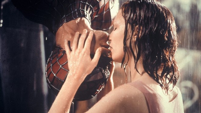 2002 - Spider-Man (Sony): Sau thành công của X-Men (2000), dòng phim siêu anh hùng tiếp tục gặt hái thắng lợi mới khi Spider-Man của đạo diễn Sam Raimi thu về đến 821,7 triệu USD trong quá trình trình chiếu. Con số này nhiều hơn gần 200 triệu USD so với tác phẩm “á quân” mùa hè 2002 là Star Wars: Episode II - Attack of the Clones. nhung phim bom tan he an khach nhat the ky xxi