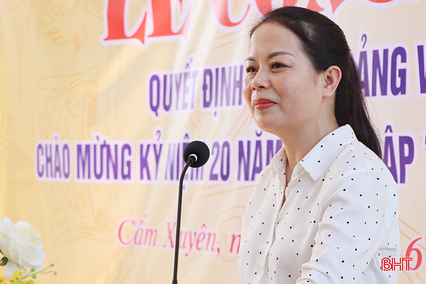 Phó Bí thư Thường trực Huyện ủy Cẩm Xuyên Hà Thị Việt Ánh phát biểu tại buổi lễ. 5186.jpg