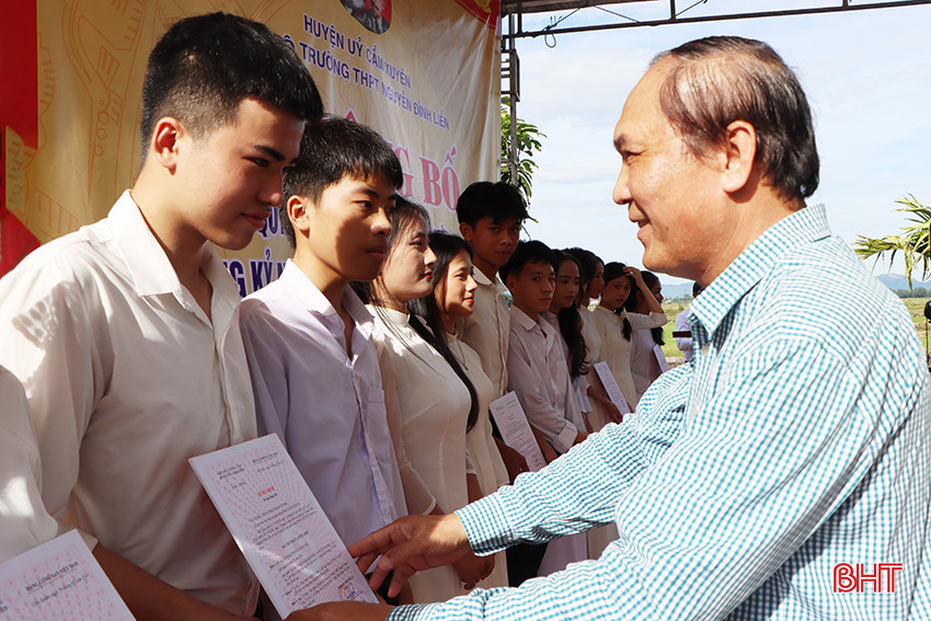 Trưởng ban Tổ chức Tỉnh ủy Võ Hồng Hải trao quyết định kết nạp Đảng cho các đảng viên mới. 5155.jpg