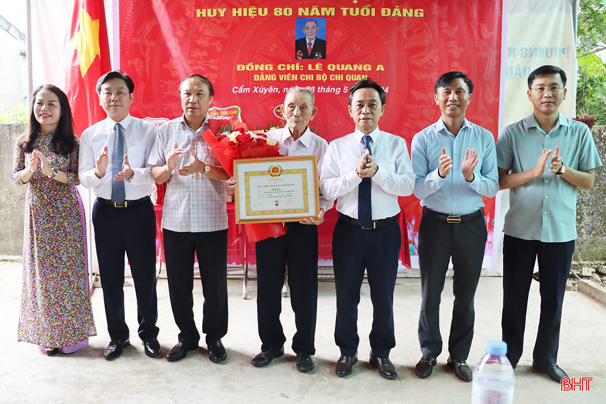 Các đồng chí lãnh đạo tỉnh và huyện Cẩm Xuyên chúc mừng đồng chí Lê Quang A. 2.jpg