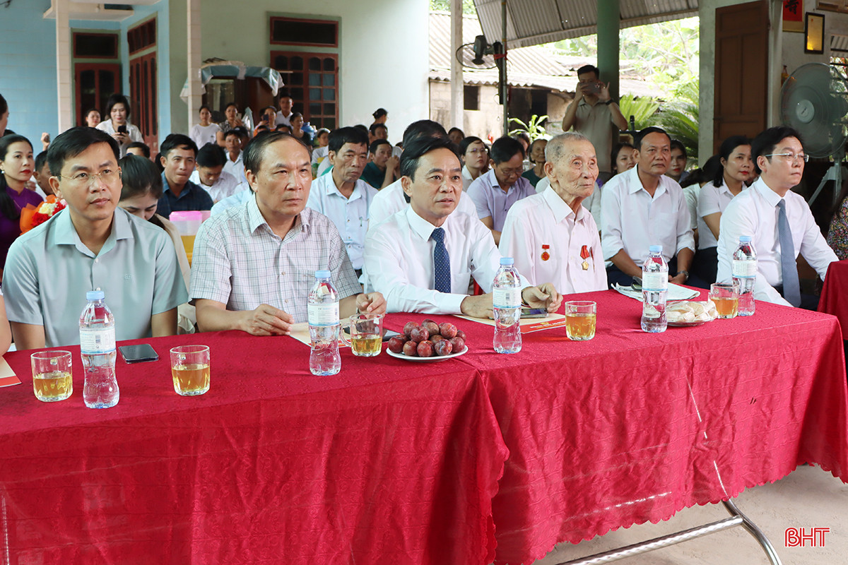 Đại biểu tham dự buổi lễ. 4.jpg
