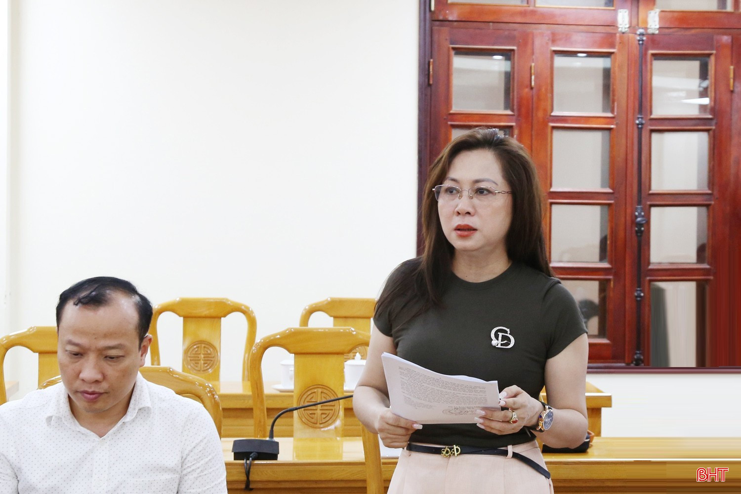 Phó Tổng biên tập Báo Hà Tĩnh Trần Thị Phương Hoa góp ý một số nội dung cho lễ kỷ niệm. bqbht_br_5a-4233.jpg