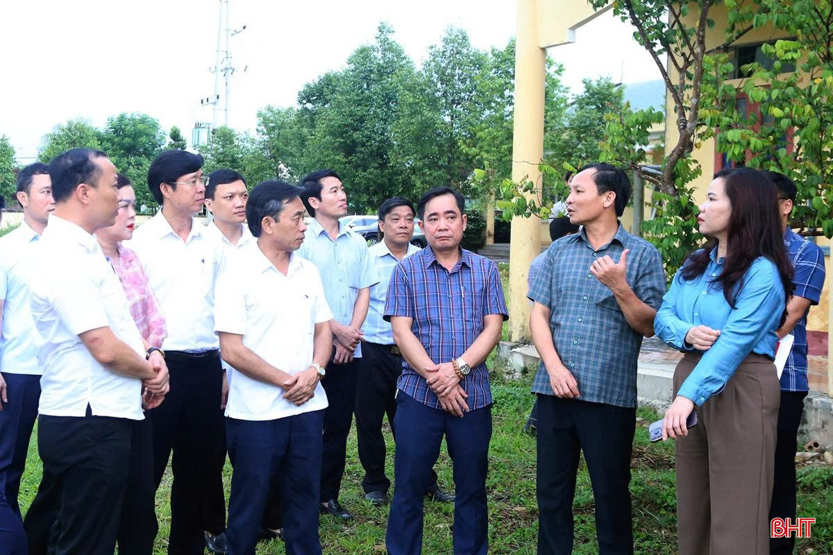Phó Bí thư Thường trực Tỉnh ủy kiểm tra hiện trạng hạ tầng trụ sở hành chính của xã Hương Xuân mới. bqbht_br_z6731186751994-8a06e554ea1d9dea4ed7984d5587a5c6.jpg